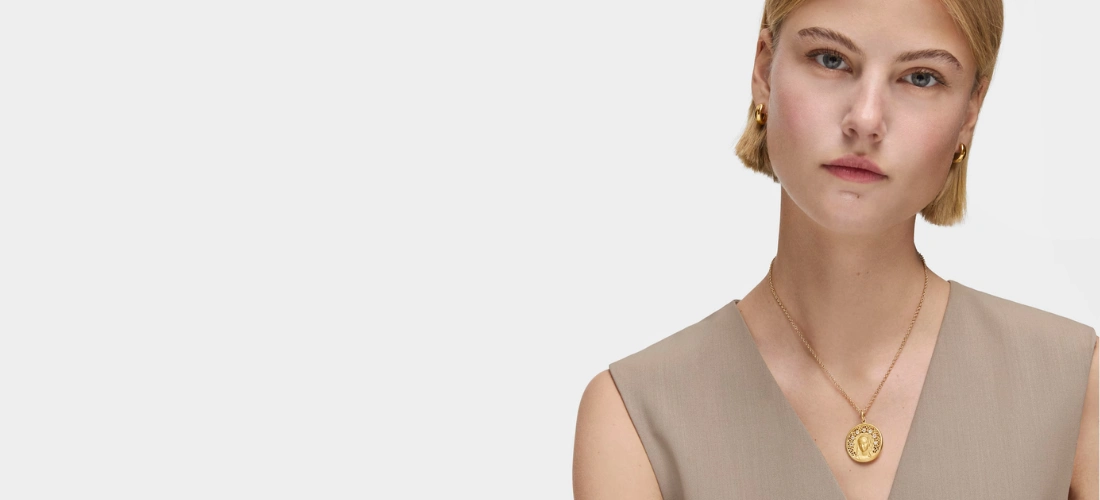 Chica con Medalla grande con baño de oro 18 kt sobre plata y topacio Tamara Falcó X TOUS