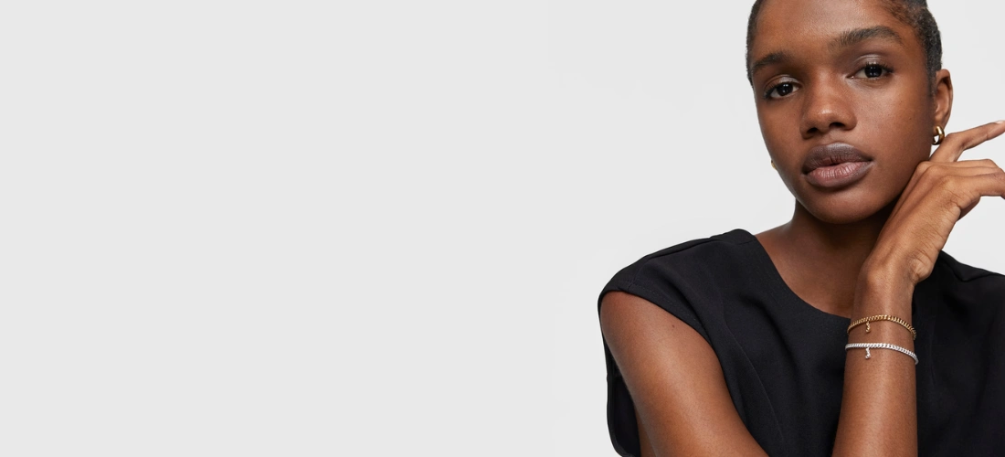 Chica con Pulsera cadena barbada con baño de oro sobre plata