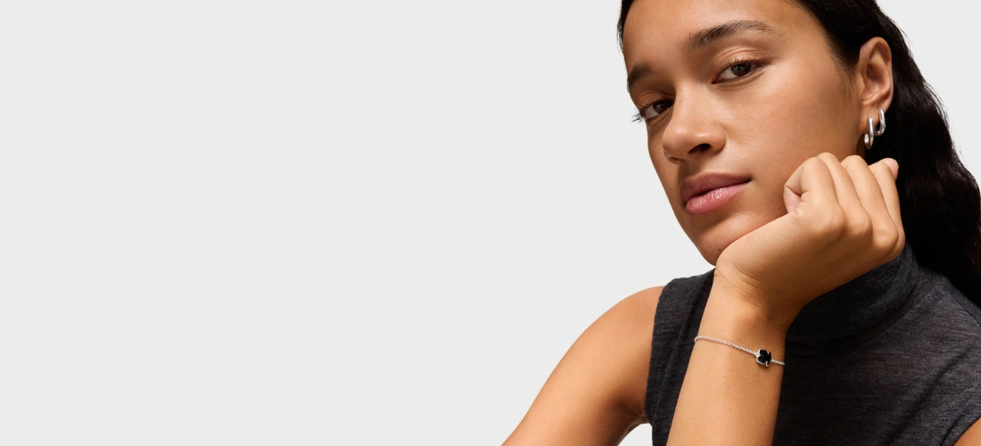 Chica con Pulsera cadena de plata