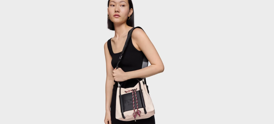 Garota vestindo jaqueta Tous Empire Soft Nude