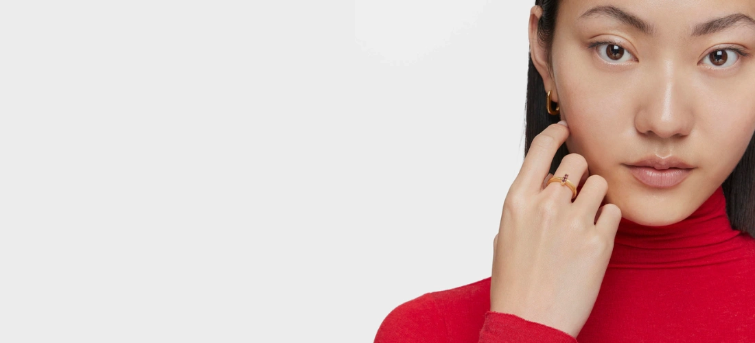 Chica con anillo de oro con rubíes rojos