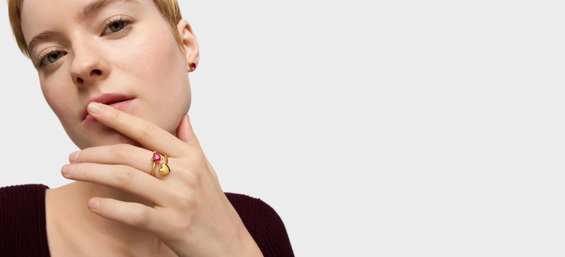 Chica con anillo de oro de tous con corazón de diamante rosa