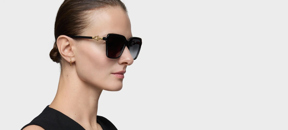 Chica con gafas de sol cuadradas