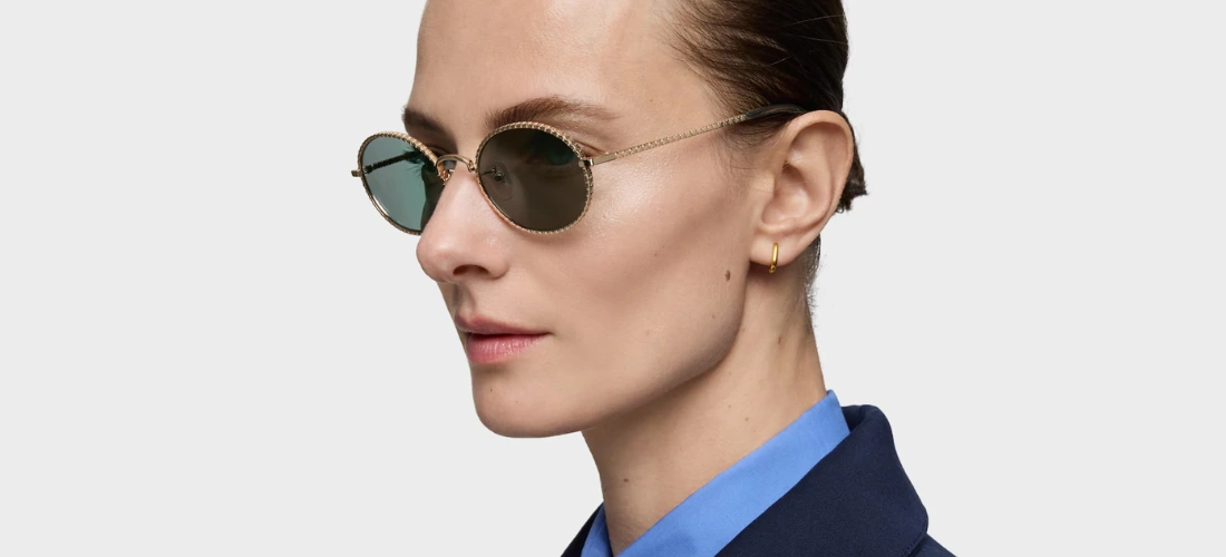 Chica con gafas de sol redondas