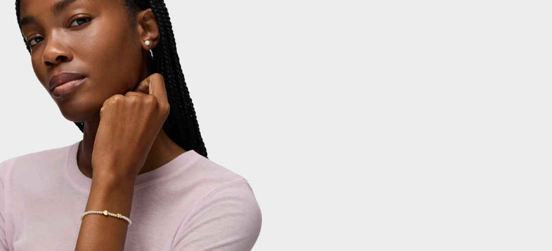 Chica con pulsera de piedras blancas y oro de Tous