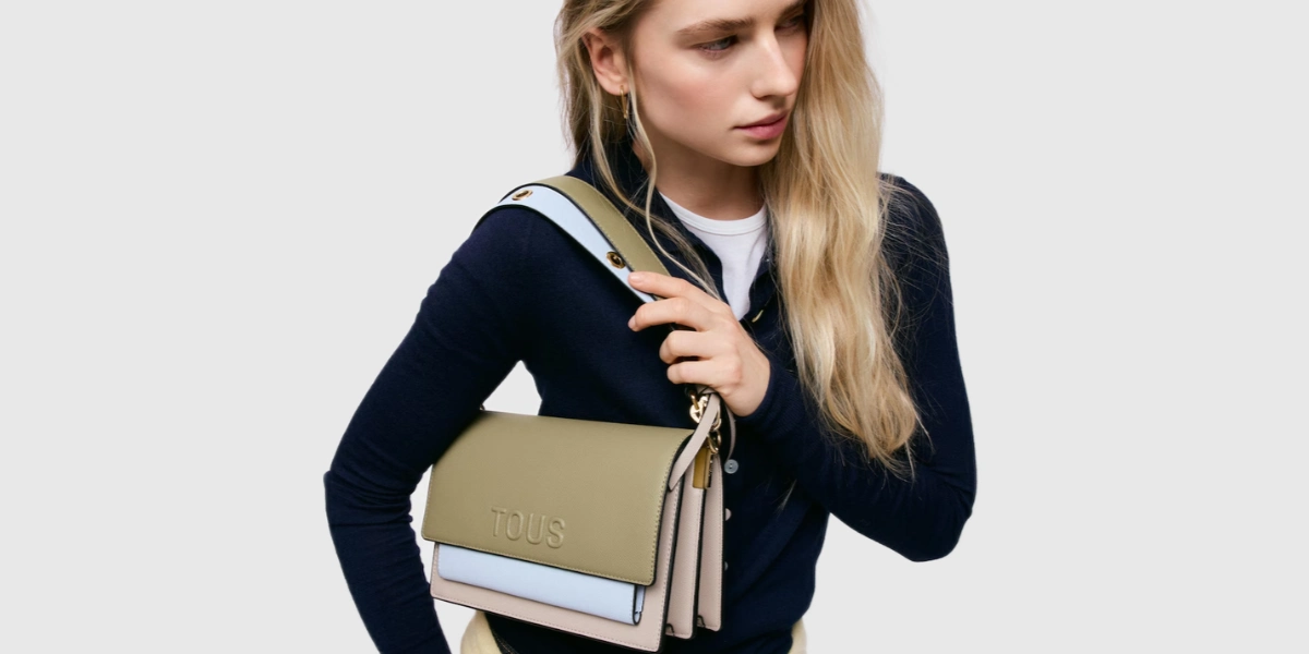 Bolsos bandolera vs. bolsos de mano: ¿cuál elegir según tu estilo y actividad?