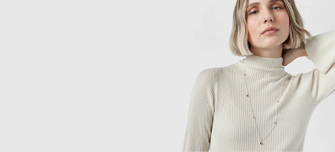 Chica rubia llevando un collar largo de ositos de TOUS