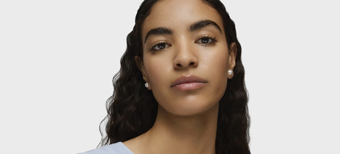 Chica con pendientes de perlas TOUS