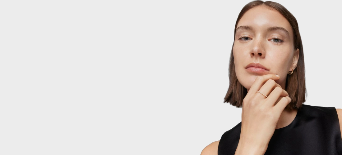 Menina com anel meia aliança pequena em ouro