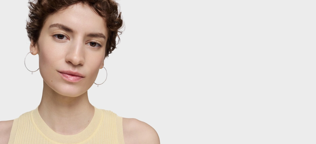 Menina com brincos TOUS Bear em Prata