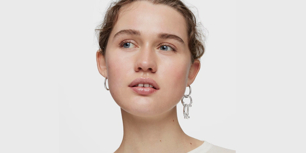 La tendencia de los aretes asimétricos: cómo llevarlos con estilo