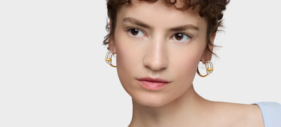 chica con pendientes grandes de tous