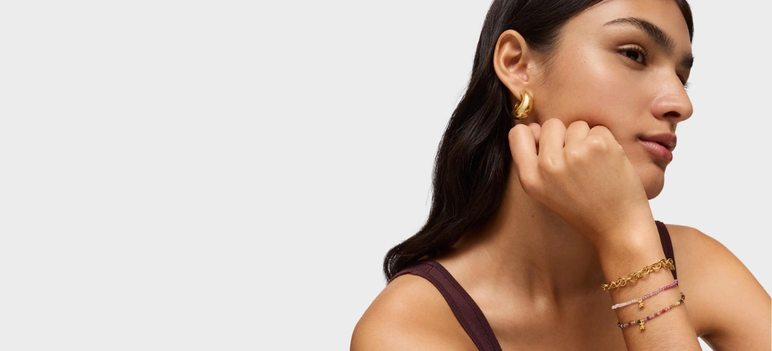 chica con pulsera de gemas y oro de Tous