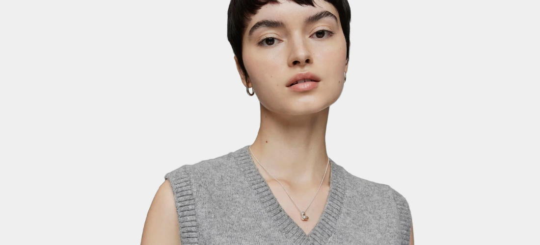 chica llevando un collar corto doble con el oso de TOus en plata y oro