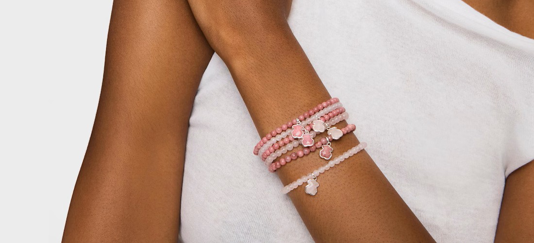 Różowe bransoletki TOUS z rodonitu na ręce kobiety