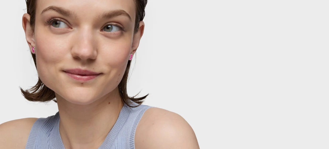 chica con pendientes de gemas