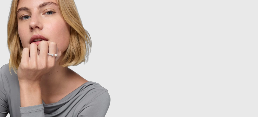 Chica con Anillo abierto de plata y perla