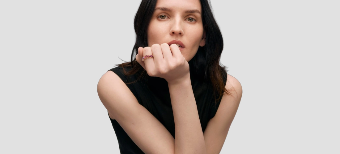 Chica con Anillo de oro con amatista, rodolita y turmalina