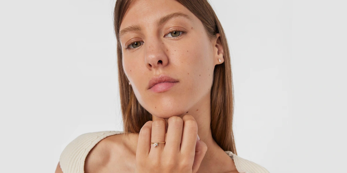 Por qué los anillos de oro rosa están en auge: todo lo que debes saber