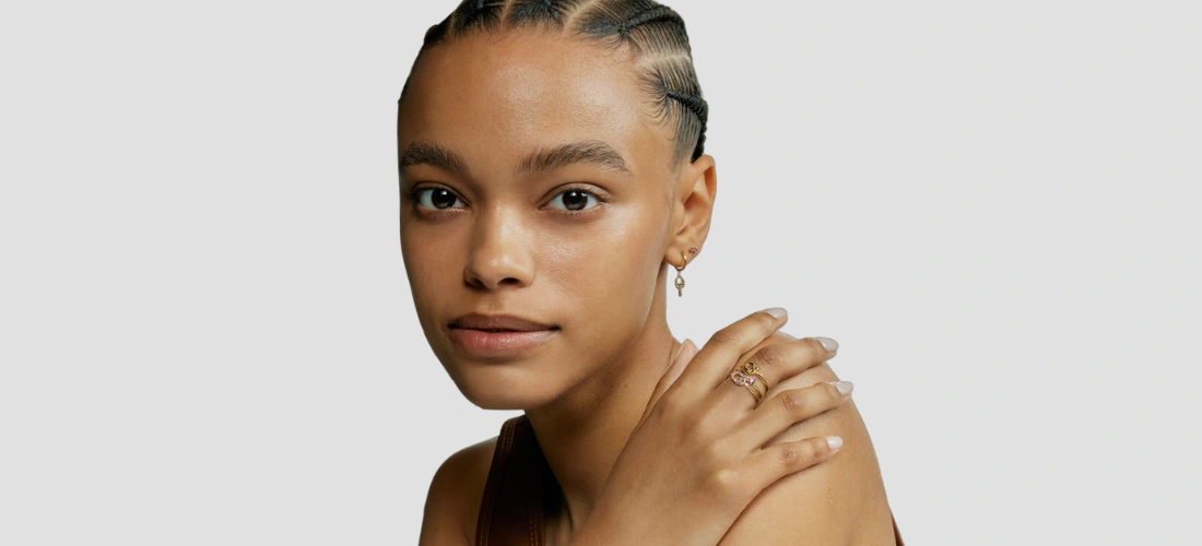 Chica con Anillo de oro y gemas