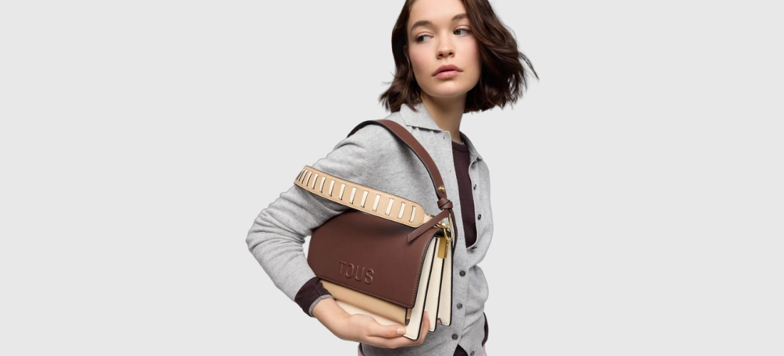 Chica con Bandolera mediana beige y marrón Audree Saffiano