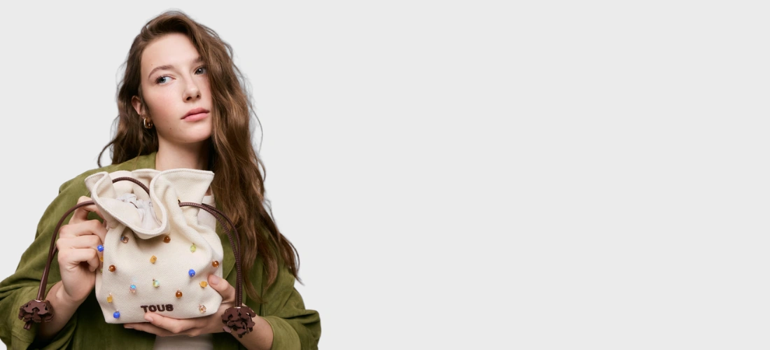 Chica con Bombonera pequeña beige