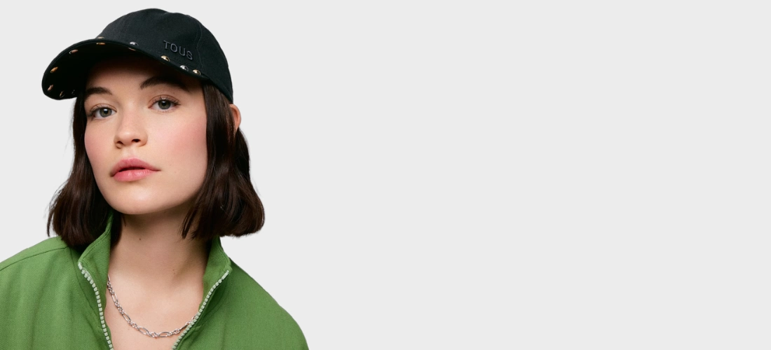 Chica con Gorra negra