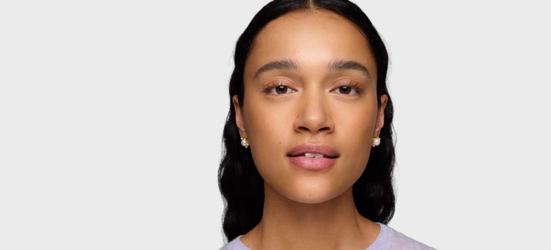 Chica con Pendientes con baño de oro