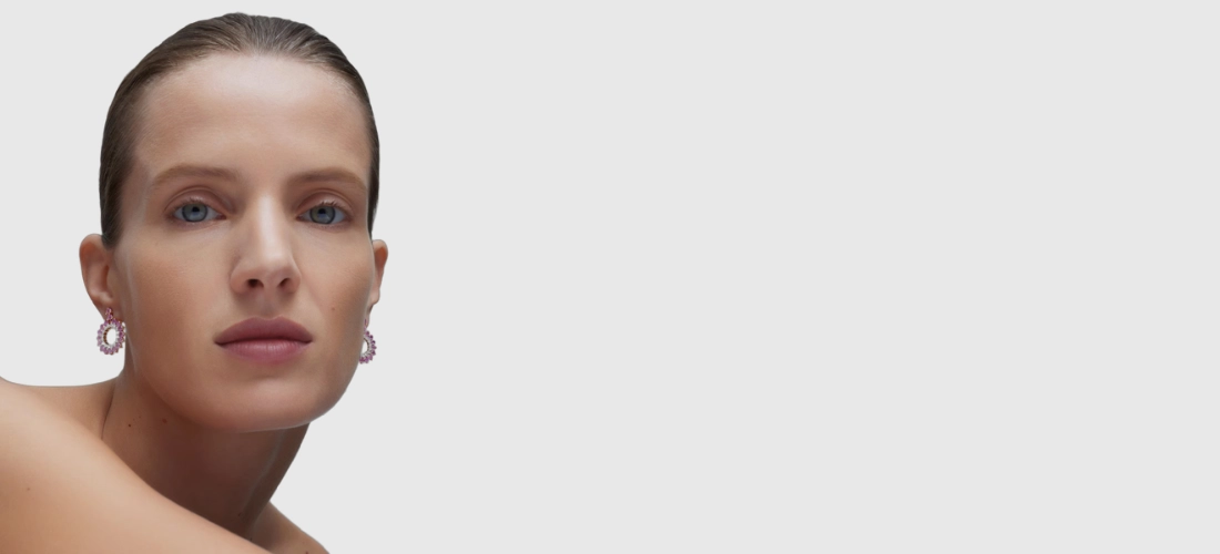 Rapariga com brincos de ouro com diamantes e rubis