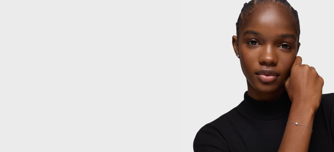 Rapariga com pulseira de corrente em platina com diamante