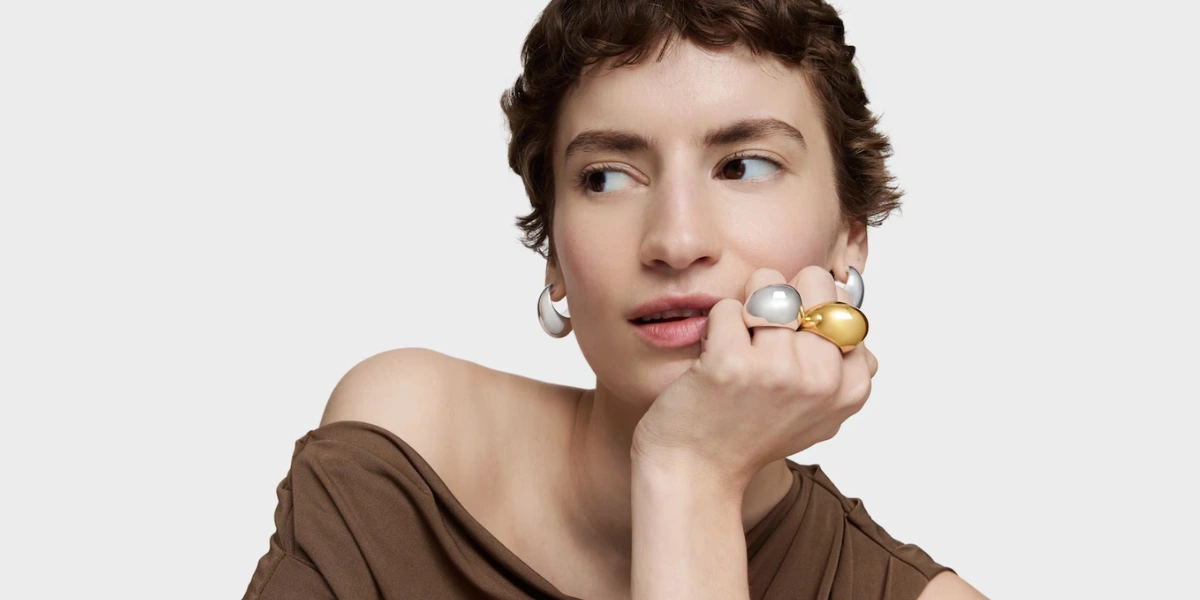 Cómo combinar joyas grandes sin sobrecargar el look