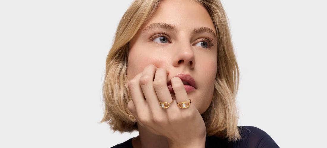 Mulher com anel com banho de ouro