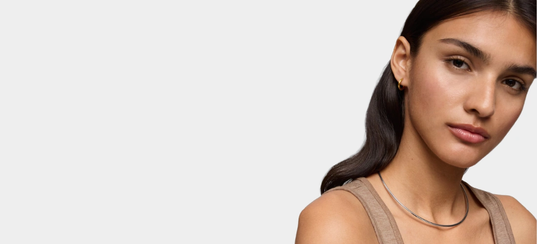 Chica con collar de plata