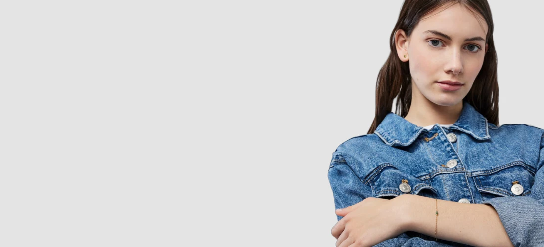 Chica con pulsera con baño de oro