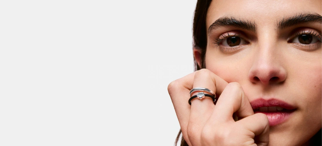 chica con Anillo doble flor de plata y caucho Bold Motif de Tous