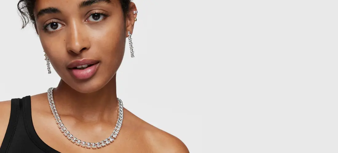 chica con Collar corto de plata motivos oso grande Bold Bear