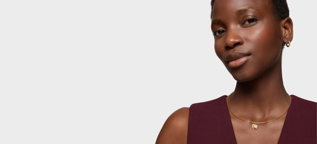 chica con dije de oro y diamantes de corazón tous