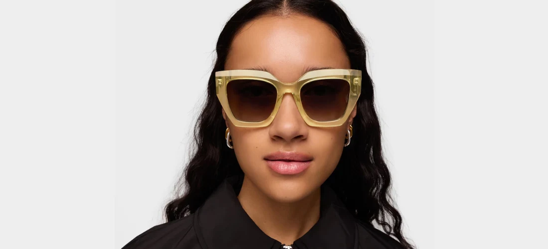 chica con gafas de sol beige de Tous