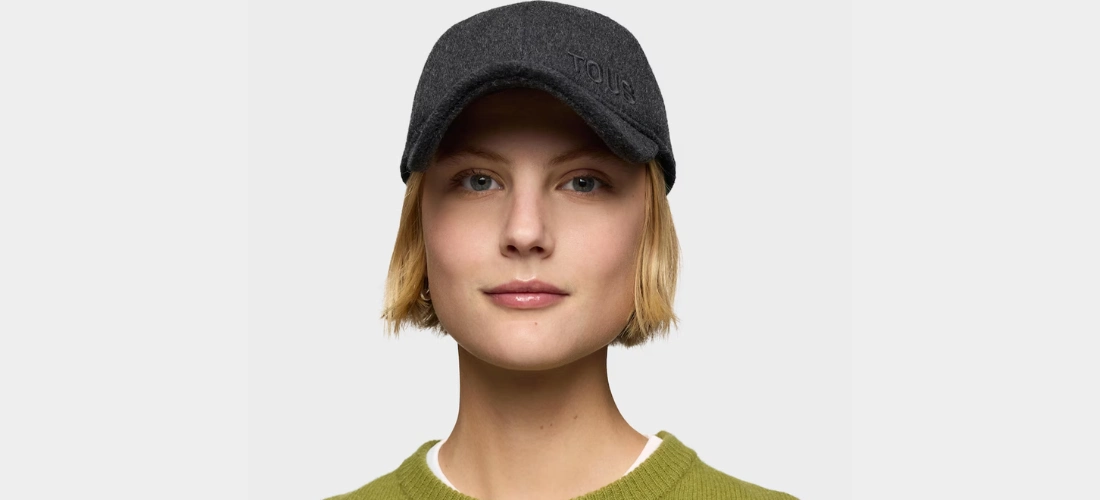 chica rubia con gorra estilo topo de Tous