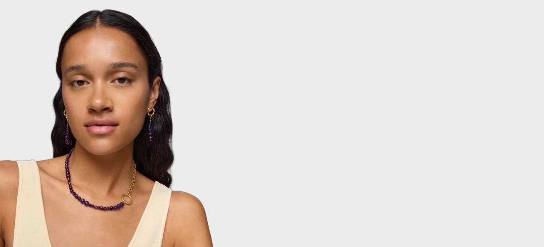 Chica con Collar con baño de oro de 18kt sobre plata y amatista Hold TOUS
