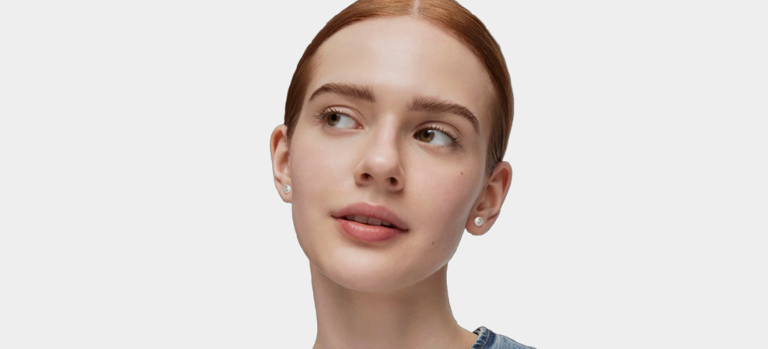 Chica con Pendientes de plata y perlas TOUS