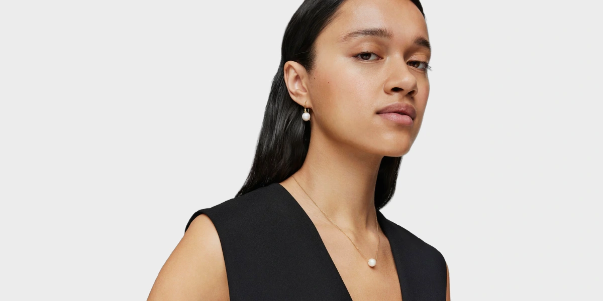 La regla del 3: cómo combinar joyas doradas sin sobrecargar tu outfit