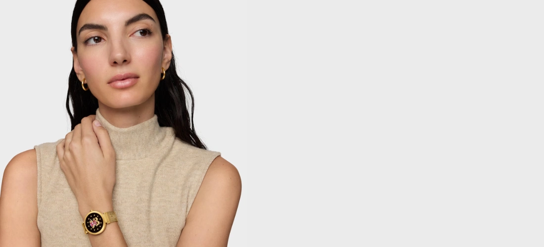 Chica con reloj smartwatch con brazalete de acero dorado S-CONNECT TOUS