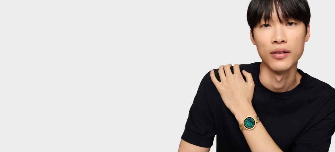 Chica con reloj smartwatch con brazalete de acero dorado TOUS