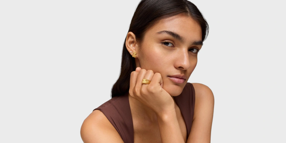 El regreso del anillo de sello para mujer y el poder del color en la oficina
