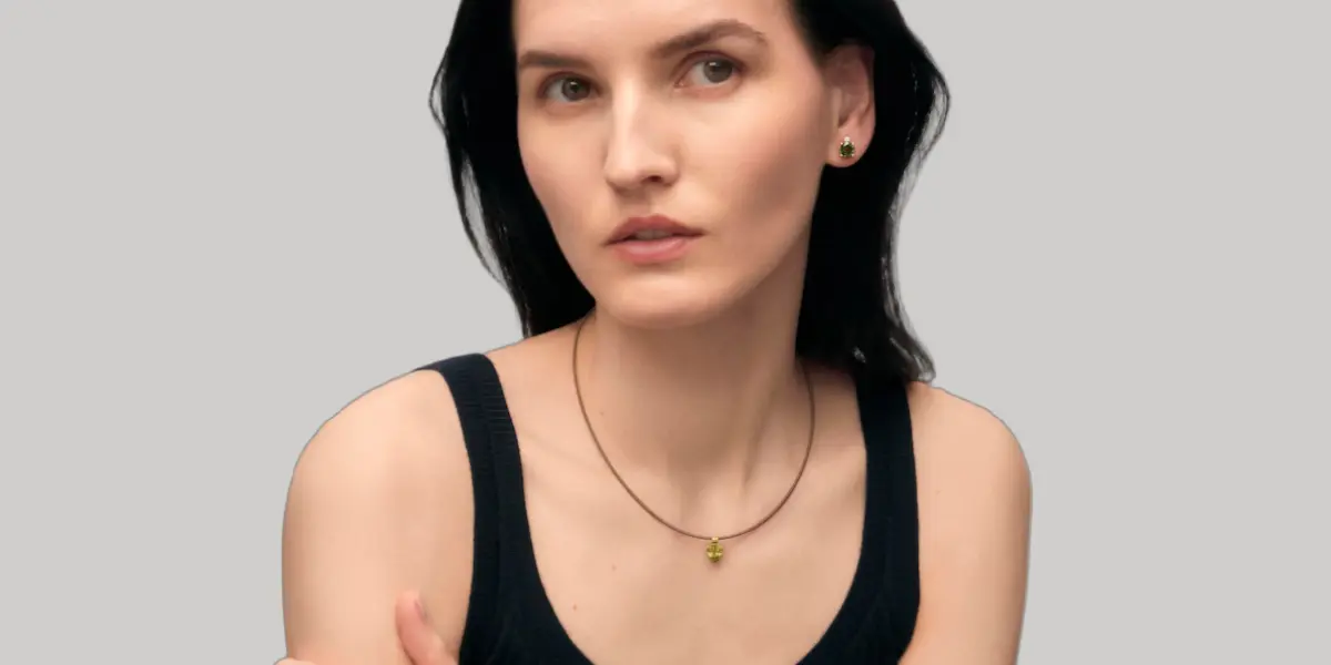 Chica con Colgante de oro con peridoto TOUS ATELIER