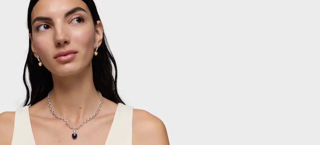 Chica con colgante de plata y sodalita TOUS Flechazo