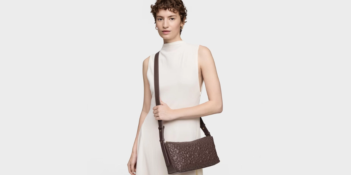 El bolso baguette: la silueta de los 2000 que sigue reinando en el street style